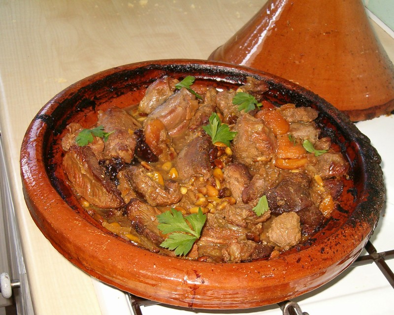 Tajine de Poulet et d\'Agneau avec des Pruneaux et des Abricots Secs