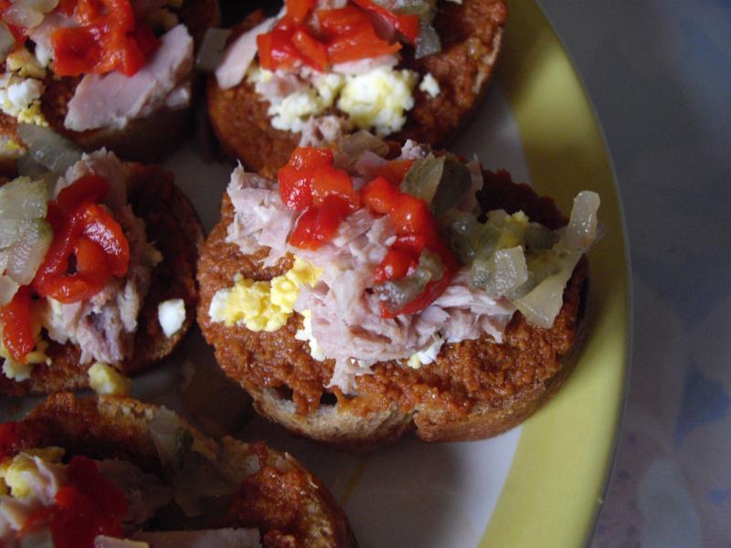 Toasts  la Tapenade et Poivrons