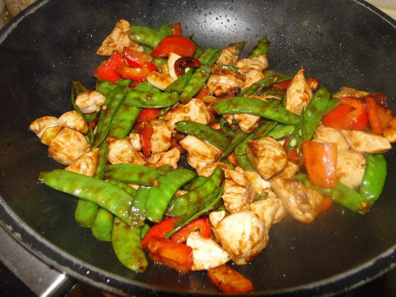 Wok de Poulet, Pois Mangetout et Noix de Cajou